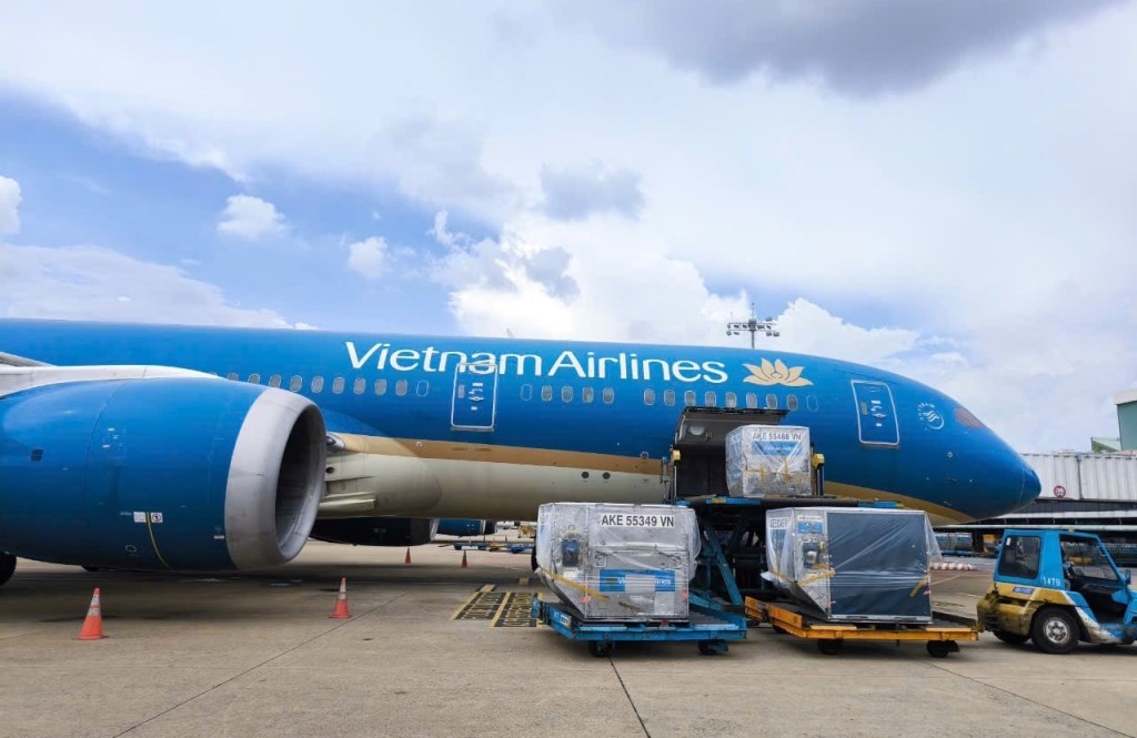 Gần 30 tấn hàng cứu trợ đến vùng bão lũ miền Bắc đã được Vietnam Airlines vận chuyển 